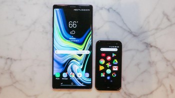 Palm ketika disandingkan dengan Samsung Galaxy Note 9. Ponsel mini ini digunakan sebagai ponselnya ponsel utama kamu. (Foto: CNET)