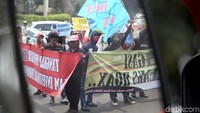 Tampak massa aksi berdemo sambil membawa poster dan spanduk berisikan tuntutan di depan Mabes Polri, Jakarta.