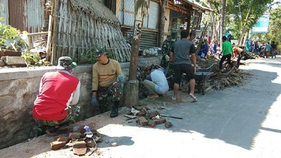 TNI Bersama Warga Bersihkan Puing-puing Desa Jeringo Lombok