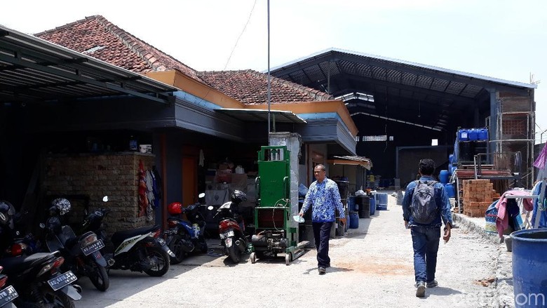 Polisi Datangi Pabrik Cat yang Diduga Bikin Air di Solo Merah Darah Polisi Datangi Pabrik Cat yang Diduga Bikin Air di Solo Merah Darah