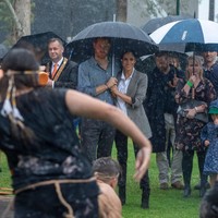 Kunjungan resmi Pangeran Harry dan Meghan Markle ke Australia, berlanjut di Dubbo, Rabu (17/10/2018). Hujan deras sempat mewarnai kunjungan internasional pertama mereka sebagai sepasang suami-istri. Foto: Getty Images