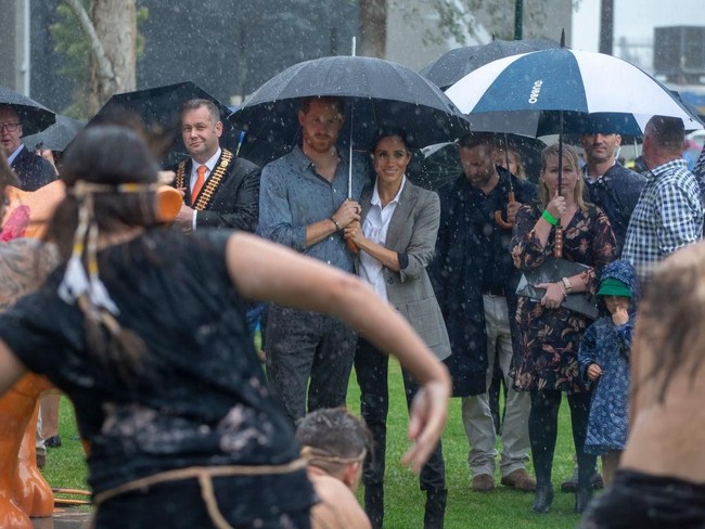 Kunjungan resmi Pangeran Harry dan Meghan Markle ke Australia, berlanjut di Dubbo, Rabu (17/10/2018). Hujan deras sempat mewarnai kunjungan internasional pertama mereka sebagai sepasang suami-istri. Foto: Getty Images