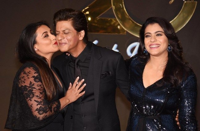 Ada beberapa momen mesra saat para pemain ini menghadiri perayaan 20 tahun Kuch Kuch Hota Hai. Salah satunya adalah saat Rani mencium pipi Shah Rukh Khan. Foto: Dok. Sujit Jaiswal / AFP