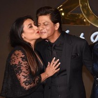 Ada beberapa momen mesra saat para pemain ini menghadiri perayaan 20 tahun Kuch Kuch Hota Hai. Salah satunya adalah saat Rani mencium pipi Shah Rukh Khan. Foto: Dok. Sujit Jaiswal / AFP