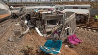 Kondisi kereta tampak rusak berat setelah terguling di dekat kota Rabat, Maroko. Youssef Boudlal/Reuters.