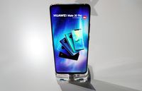 Huawei Mate 20 Pro Bisa Isi Baterai iPhone XS secara Wireless