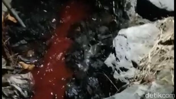 Penampakan air PDAM Surakarta yang merah pekat seperti darah. 