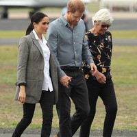 Blazer itu dipadukan bersama kemeja dari Maison Kitsune, jeans skinny Outland Denim dan boots keluaran J.Crew. Foto: Dok.Getty Images
