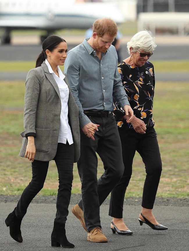 Hari berikutnya, Meghan yang saat ini tengah hamil tiga bulan memilih tampilan maskulin. Oversized blazer abu-abu rancangan petenis Serena Williams menjadi andalannya. (Foto: Dok.Getty Images)