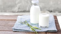 Susu : Sejak dulu susu dikenal sebagai sumber protein dan menjadi menu sarapan banyak bangsa di dunia. Tiap 250 ml susu sapi mengandung 8 gram protein. Foto: Istock