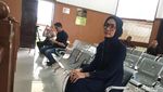 Bersepatu Gucci, Begini Gaya Steffy Burase di Praperadilan Irwandi