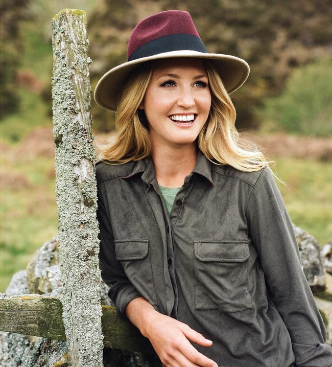 Lady Melissa Percy kembali terlihat di publik ketika menghadiri pernikahan Putri Eugeunie. Melissa adalah bangsawan Inggris yang tinggal di Istana Alnwink yang menjadi lokasi syuting Harry Potter. Foto: Instagram @mistaminaofficial