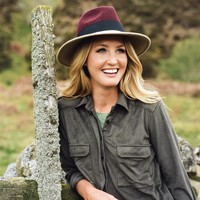 Lady Melissa Percy kembali terlihat di publik ketika menghadiri pernikahan Putri Eugeunie. Melissa adalah bangsawan Inggris yang tinggal di Istana Alnwink yang menjadi lokasi syuting Harry Potter. Foto: Instagram @mistaminaofficial