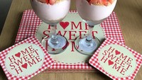 Ini bisa jadi ide buat kamu yang nggak mau buat strawberry cheesecake dalam jumlah banyak. Hanya perlu meletakkannya di dalam gelas. Remahan biskuitnya juga bisa dijadikan topping. Foto: Instagram abbi_slimmingworld