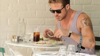 Eits! Ini foto candid paparazzi saat Gosling sedang makan. Ia terlihat menikmati sajian sehat seperti salad dan ayam panggang. Foto: Istimewa