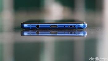 Bagian bawah Galaxy A9 terlihat speaker, colokan headphone standar 3,5 mm serta colokan USB Type C. Foto: Muhammad Ridho