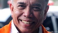 Kemudian, KPK kembali menetapkan Irwandi sebagai tersangka penerima gratifikasi. Dia diduga menerima duit Rp 32 miliar terkait proyek pembangunan dermaga Sabang.