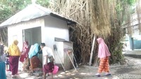 Untuk masuk ke makam ini, tak ada tiket masuk, hanya ada kotak amal seikhlasnya. Di depan makam, ada warga yang menjajakan dagangan kuliner. Keberadaan makam ini turut menggerakkan roda ekonomi dan menghidupkan pariwisata. (Harianto/detikTravel)