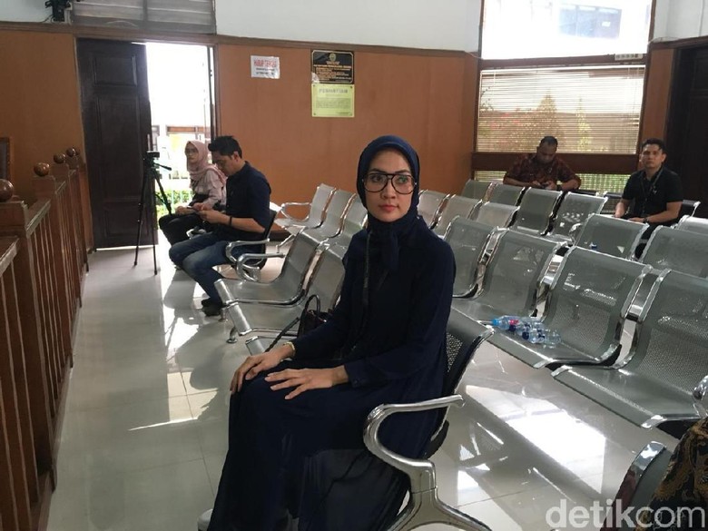 Steffy Burase: Saya Dekat dengan Irwandi Yusuf tapi Belum Nikah Steffy Burase: Saya Dekat dengan Irwandi Yusuf tapi Belum Nikah