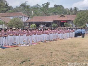 Ratusan Siswa MTs di Banjarnegara Salat Minta Turun Hujan
