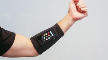 Palm sepertinya didesain sebagai wearable alternatif. Contohnya dapat digunakan sebagai kalung atau ditaruh di lengan menggunakan strap khusus saat berolahraga. (Foto: CNET)