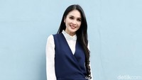 Ia tampil dengan jumpsuit biru dan blus putih. Pool/Ismail/detikFoto.