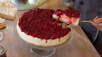 Nah, kalau yang satu ini menggunakan selai serta cincangan strawberry sebagai toppingnya. Jadi kamu tak perlu repot menggigit strawberry utuh yang biasa dijadikan topping. Foto: Instagram americanbroenies 