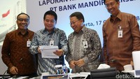 Direktur Retail Banking Bank Mandiri Donsuwan Simatupang, Direktur Bisnis Kecil dan Jaringan Hery Gunardi, Wadirut Sulaiman Arif Arianto, Direktur Keuangan Panji Irawan, dan Corporate Secretary Rohan Hafas menyampaikan kinerja triwulan III-2018 di Plaza Mandiri, Jakarta, Rabu (17/10/2018).