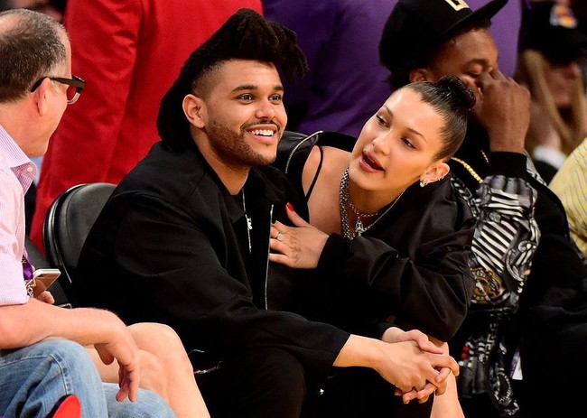 Percintaan Bella Hadid dan The Weeknd dimulai pada awal 2015, namun hanya bertahan selama satu tahun. The Weeknd kemudian memacari Selena Gomez yang kemudian putus hanya dalam beberapa bulan. Keduanya kini kembali berpacaran bahkan Bella tak sungkan memamerkan kemesraannya di Instagram. Foto: Getty Images