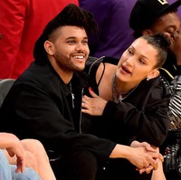 Percintaan Bella Hadid dan The Weeknd dimulai pada awal 2015, namun hanya bertahan selama satu tahun. The Weeknd kemudian memacari Selena Gomez yang kemudian putus hanya dalam beberapa bulan. Keduanya kini kembali berpacaran bahkan Bella tak sungkan memamerkan kemesraannya di Instagram. Foto: Getty Images