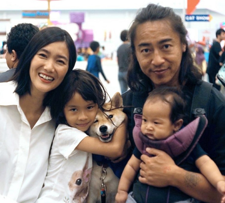 8 Potret Harmonis Keluarga Bahagia Dominique Diyose