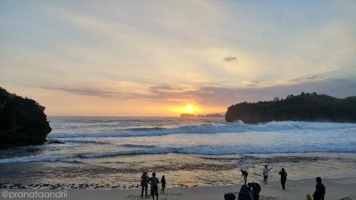 Pantai Srau di Pacitan, Wisata Pasir Putih dengan Panorama Samudra Hindia