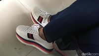 Begini penampakan Gucci White Leather Platform Sneakers Wedges yang dikenakan Steffy. Foto: Indra Komara/detikcom