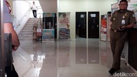 Mereka yang jadi tersangka adalah Bupati Bekasi Neneng Hassanah Yasin, Kepala Dinas PUPR Kabupaten Bekasi Jamaludin, Kepala Dinas Pemadam Kebakaran Pemkab Bekasi Sahat MBJ Nahor, Kepala Dinas DPMPTSP Kabupaten Bekasi Dewi Tisnawati, dan Kepala Bidang Tata Ruang Dinas PUPR Kabupaten Bekasi Neneng Rahmi.