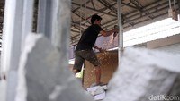 Petugas memotong baja-baja dari bangunan Pasar Jabon.