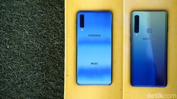 Ini bagian belakangnya. Baik Galaxy A7 dan A9 memakai material kaca di bagian depan dan belakang dengan frame dari metal. Galaxy A7 di sebelah kiri berwarna biru dan Galaxy A9 berwarna two tone Lemonade Blue. Foto: Muhammad Ridho