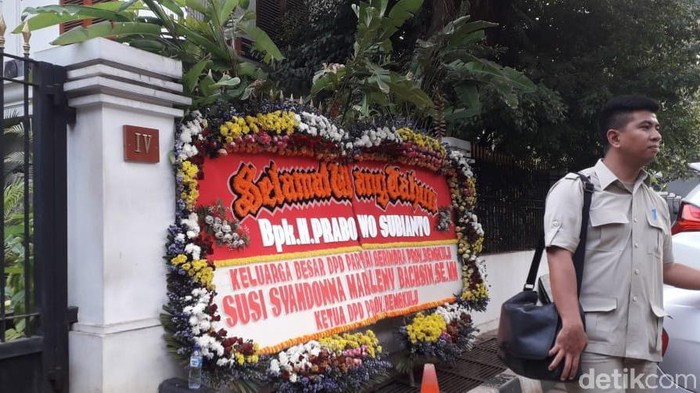 Meski Dilarang Prabowo, Tetap Ada yang Kirim Karangan Bunga Ultah