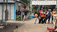Puluhan petugas dari Satpol PP bahu membahu menertibkan bangunan di Pasar Jabon.