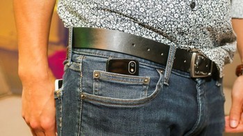 Ponsel yang dihargai USD 349 (Rp 5,3 juta) ini dibekali satu port USB-C tanpa jack headphone.  (Foto: CNET)