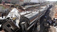 Berdasarkan laporan Reuters, kereta tersebut tergelincir di kawasan Sidi Bouknadel. Tim penyelamat masih berusaha untuk mengevakuasi korban tewas yang terjebak di dalam gerbong kereta. Youssef Boudlal/Reuters.