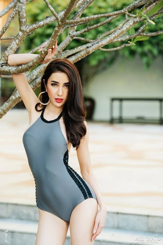 Dan inilah wakil Indonesia di ajang Miss Grand International, Nadia Purwoko. Nadia menjalani pemotretan busana renang karena termasuk dalam deretan finalis terfavorit yang fotonya banyak mendapatkan like dan share di media sosial. Untuk pemotretan yang berlangsung di negara tuan rumah Miss Grand International 2018, Mynamar, Nadia memakai busana renang one piece halter neck. Foto: Facebook Miss Grand International