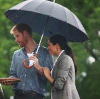Meghan Markle dan Pangeran Harry berbincang dengan warga lokal saat berkunjung ke Dubbo. (Foto: Getty Images)
