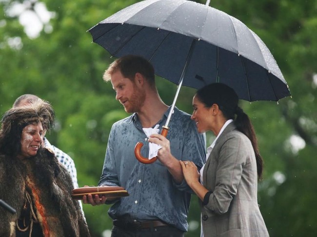 Meghan Markle dan Pangeran Harry berbincang dengan warga lokal saat berkunjung ke Dubbo. (Foto: Getty Images)