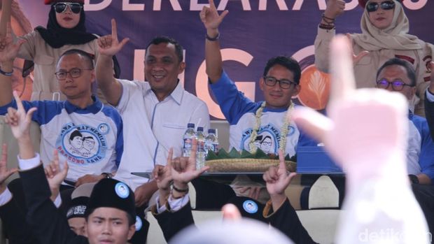 Warga Sumedang Histeris Lihat Sandi  Pakai Baju  di Panggung