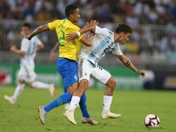 Argentina yang bermain lebih defensif berharap pada kreasi Paulo Dybala saat menguasai bola. Dybala sempat menebar ancaman melalui tendangan bebas, tapi masih berakhir di atas gawang. (Foto: AFP)