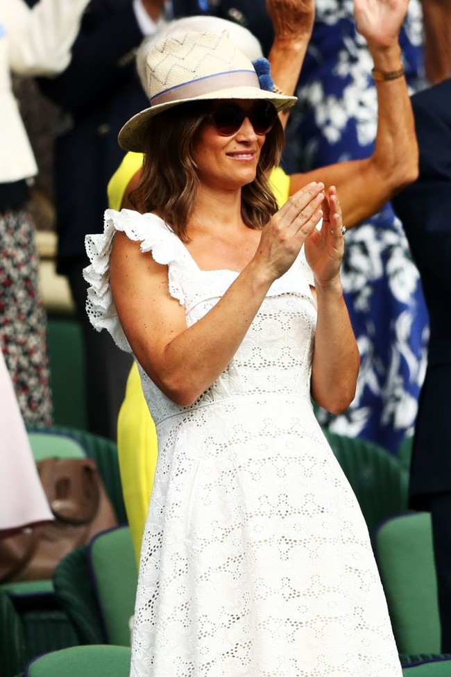 Menonton turnamen tenis Wimbledon Championship 2018, Pippa Middleton tampil casual dengan summer dress warna putih berdetail lace. Ia melengkapi penampilannya dengan kacamata hitam dan topi. Foto: Getty Images