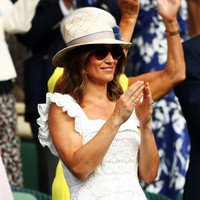 Menonton turnamen tenis Wimbledon Championship 2018, Pippa Middleton tampil casual dengan summer dress warna putih berdetail lace. Ia melengkapi penampilannya dengan kacamata hitam dan topi. Foto: Getty Images