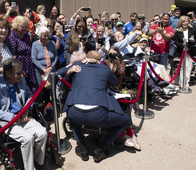Daphne pun tidak hanya pernah bertemu Pangeran Harry. 30 tahun lalu, sang nenek bertemu Pangeran Charles di Canberra. Foto: Dok. Getty Images