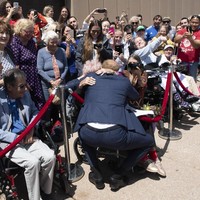 Daphne pun tidak hanya pernah bertemu Pangeran Harry. 30 tahun lalu, sang nenek bertemu Pangeran Charles di Canberra. Foto: Dok. Getty Images