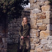 Melissa Percy adalah anak bungsu dari Ralph Percy, Duke of Northumberland. Istana Alnwink yang bergaya abad 11 tersebut diwariskan pada sang ayah ketika Melissa berusia delapan tahun. Foto: Instagram @mistaminaofficial